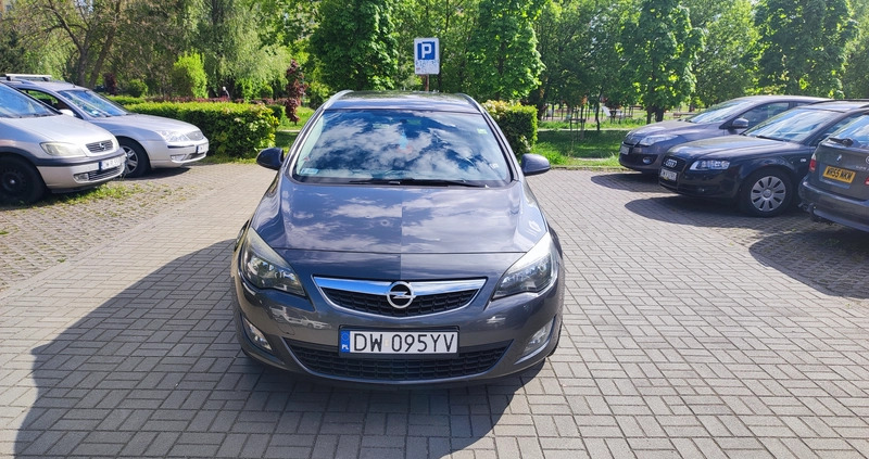 Opel Astra cena 26500 przebieg: 180800, rok produkcji 2012 z Wrocław małe 137